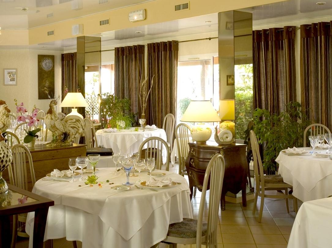 //medias.logishotels.com/property-images/466/facade/retro/grand/hotel-chez-bach-facade-chaussin-398093.jpg