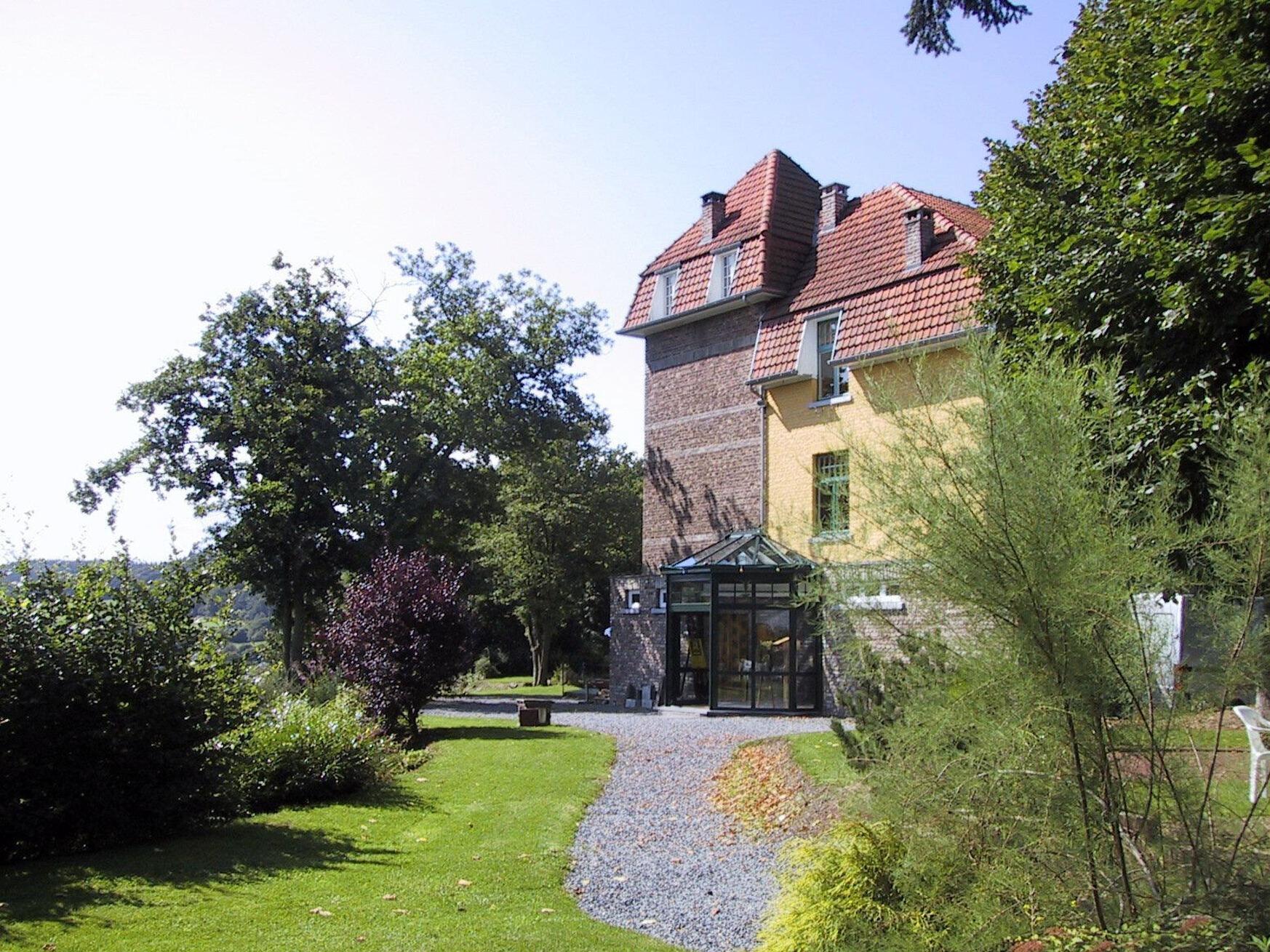 //medias.logishotels.com/property-images/5541/facade/retro/grand/hotel-les-tilleuls-facade-jupille-918494.jpg