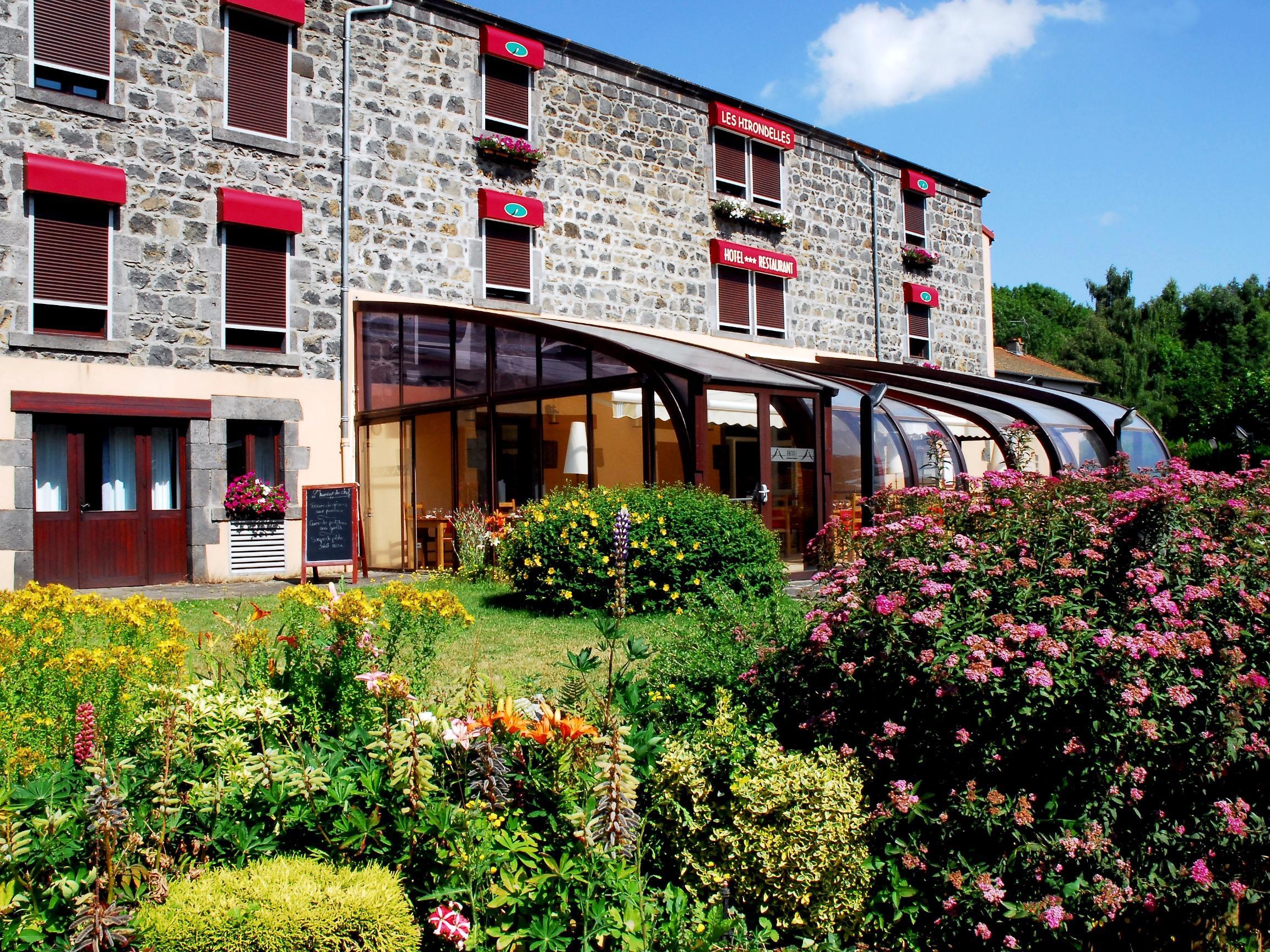 //medias.logishotels.com/property-images/662/facade/retro/grand/hotel-les-hirondelles-facade-orcines-575757.jpg