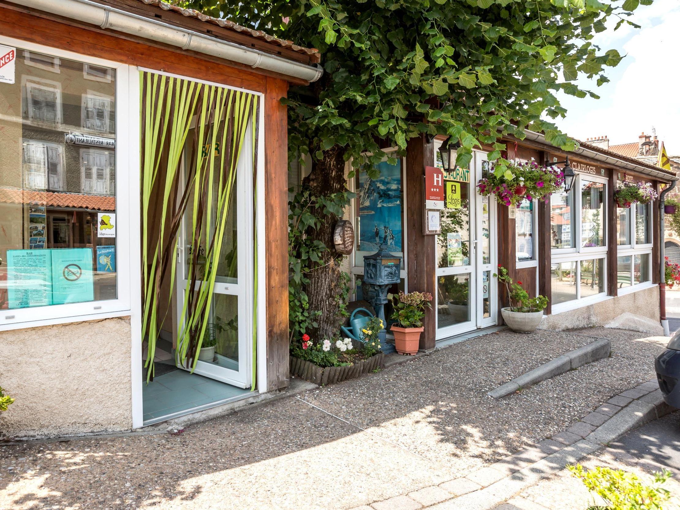 //medias.logishotels.com/property-images/702/facade/retro/grand/hotel-le-clair-logis-facade-laussonne-915767.jpg