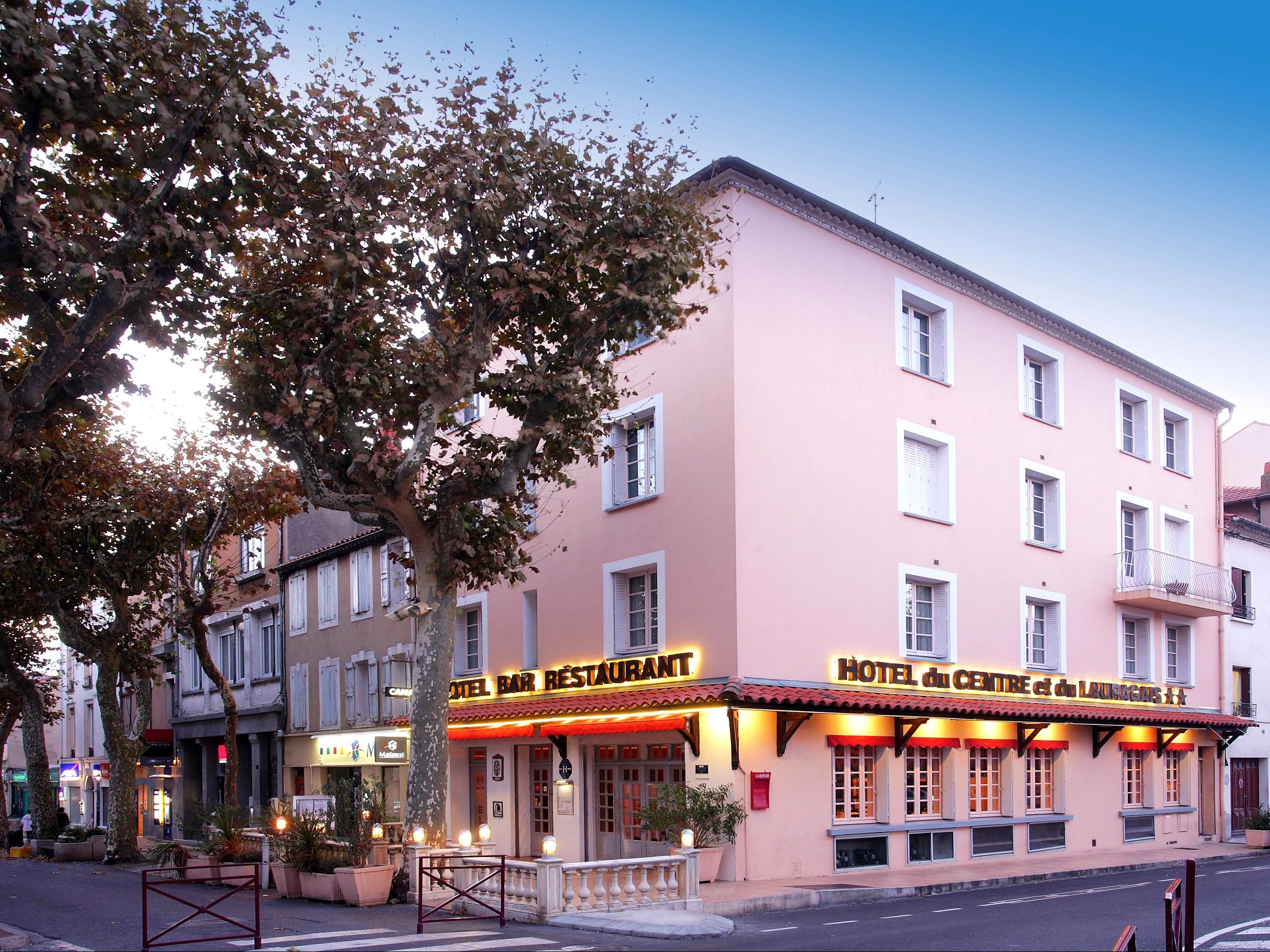 //medias.logishotels.com/property-images/7074/facade/retro/grand/hotel-du-centre-et-du-lauragais-facade-castelnaudary-551884.jpg
