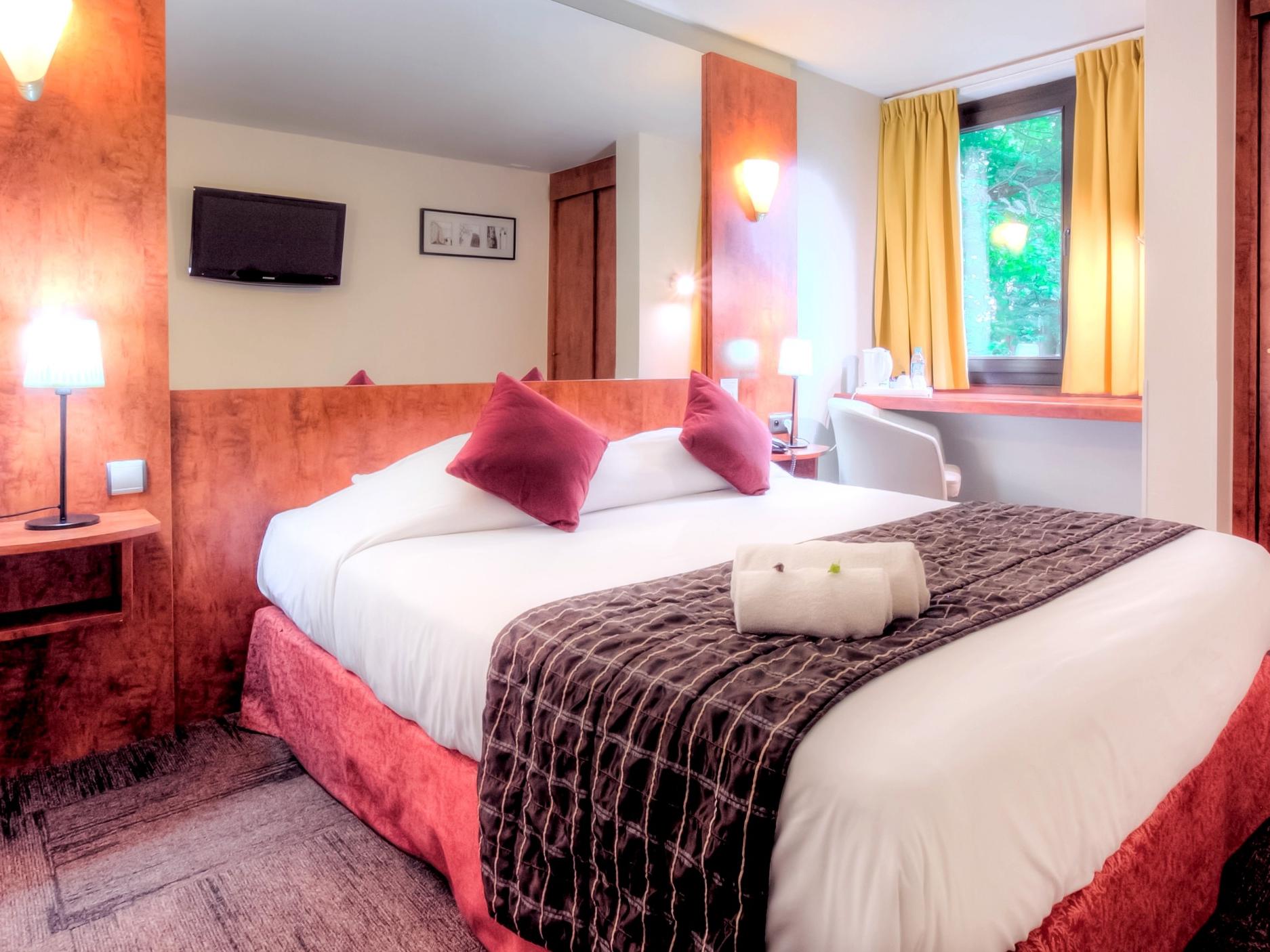 //medias.logishotels.com/property-images/710/chambres/retro/grand/hotel-des-acacias-chambres-neuville-en-ferrain-586634.jpg