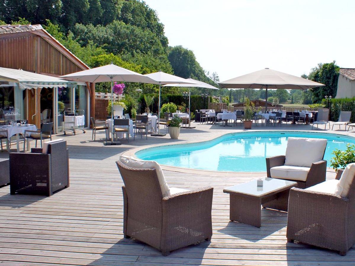 //medias.logishotels.com/property-images/7455/piscine/retro/grand/hostellerie-du-perigord-piscine-aubeterre-sur-dronne-828154.jpg