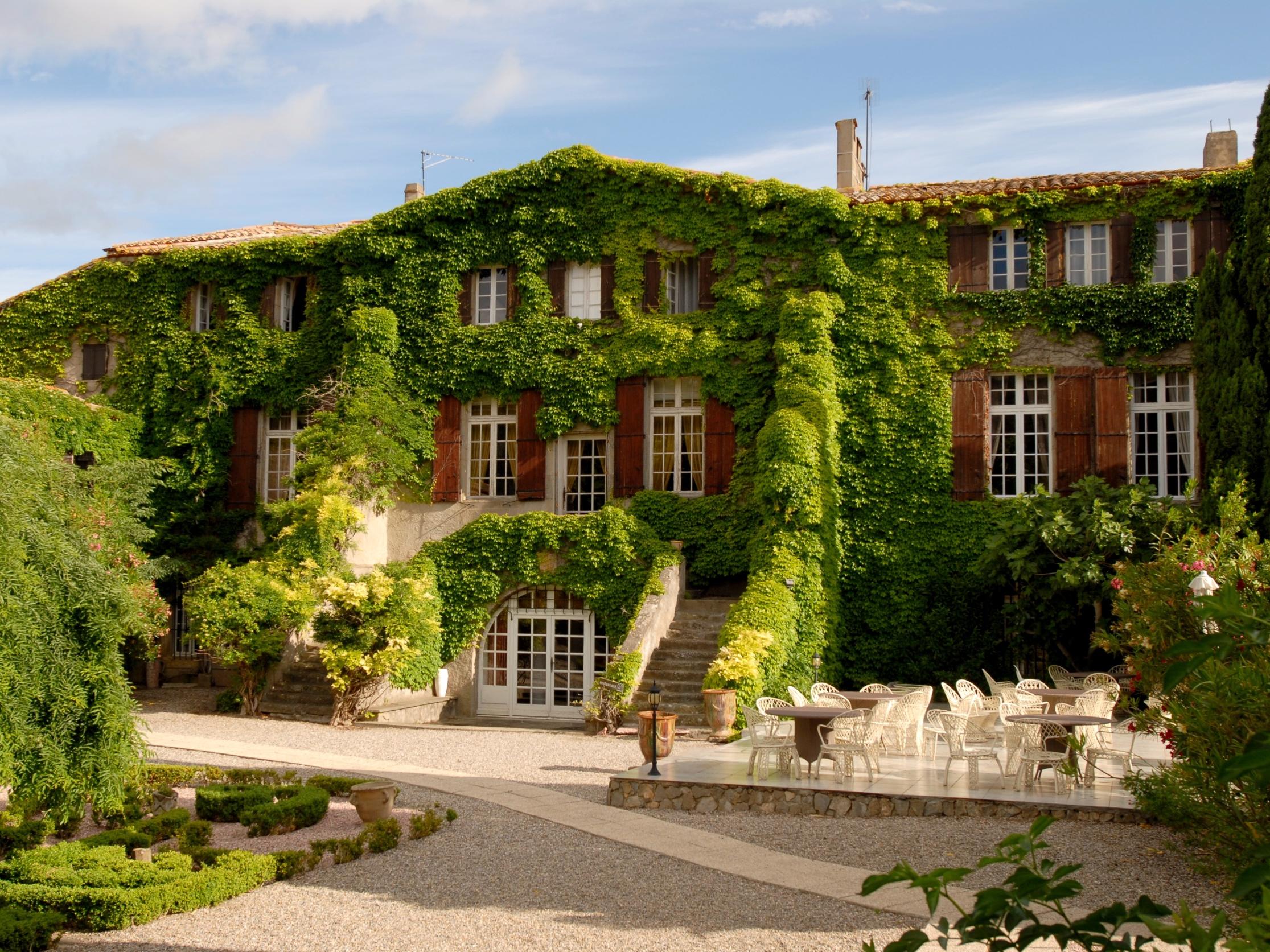 //medias.logishotels.com/property-images/7849/facade/retro/grand/hotellerie-du-chateau-de-floure-facade-floure-832880.jpg