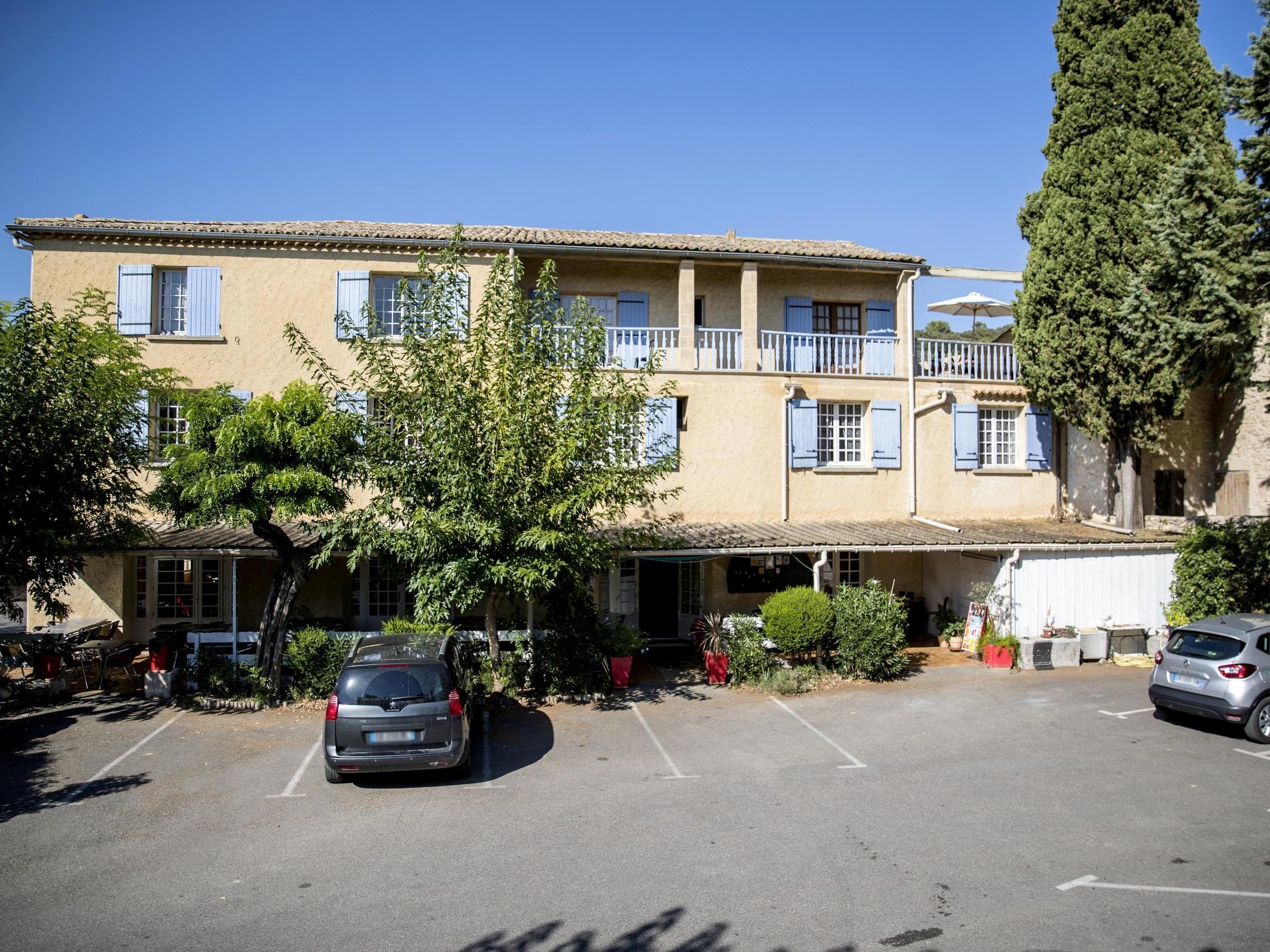 //medias.logishotels.com/property-images/786/facade/retro/grand/hotel-lou-caleou-facade-venejan-209983.jpg