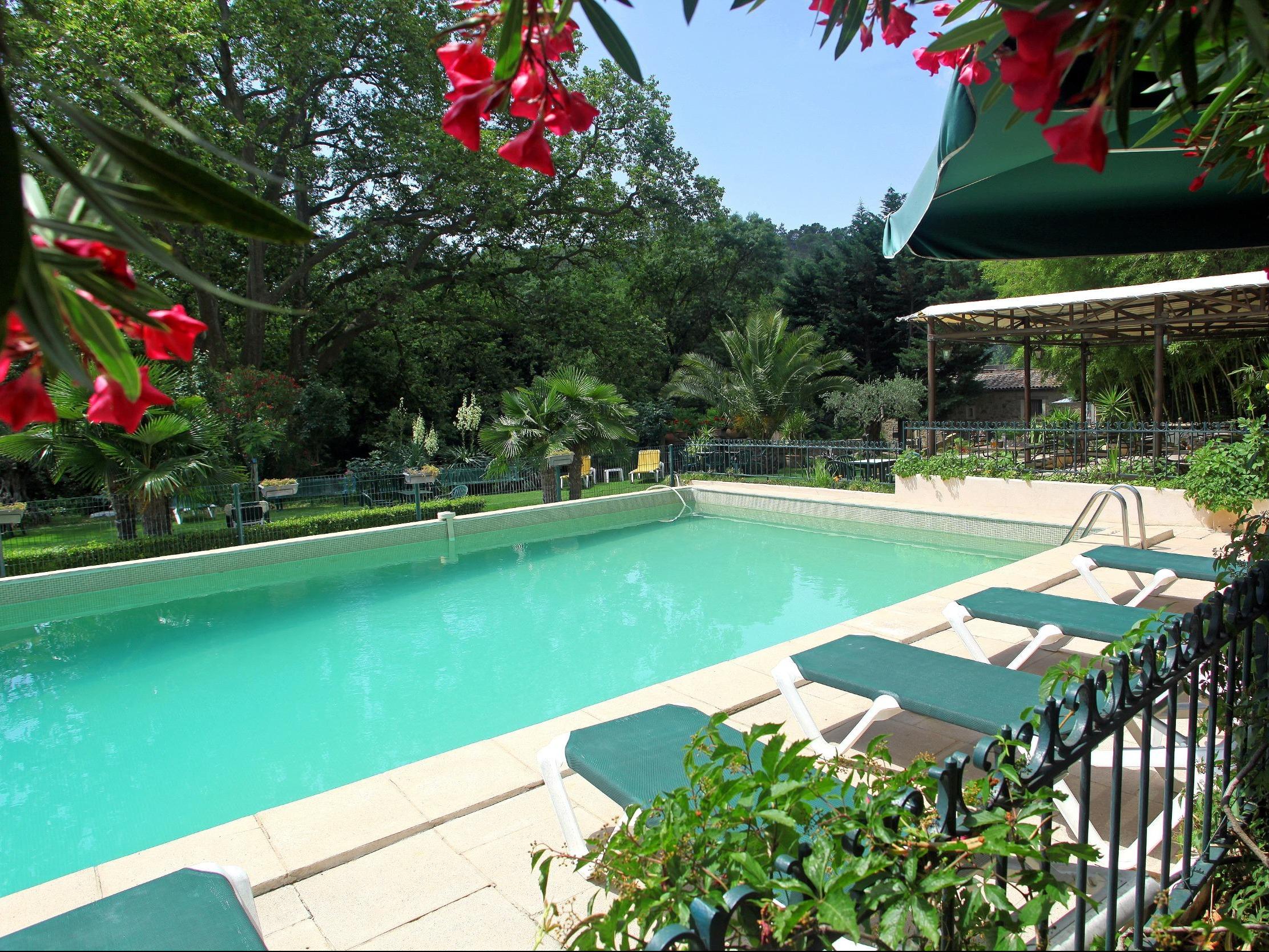 //medias.logishotels.com/property-images/803/piscine/retro/grand/hotel-la-source-piscine-villeneuvette-631479.jpg