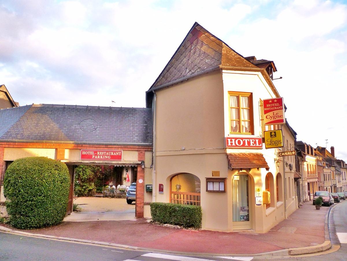 //medias.logishotels.com/property-images/908/facade/retro/grand/hotel-du-cygne-facade-conches-en-ouche-059447.jpg