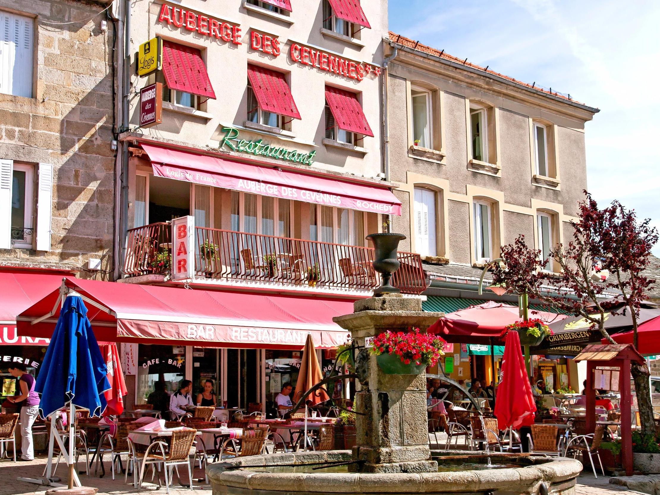 //medias.logishotels.com/property-images/9115/facade/retro/grand/auberge-des-cevennes-facade-st-agreve-634651.jpg