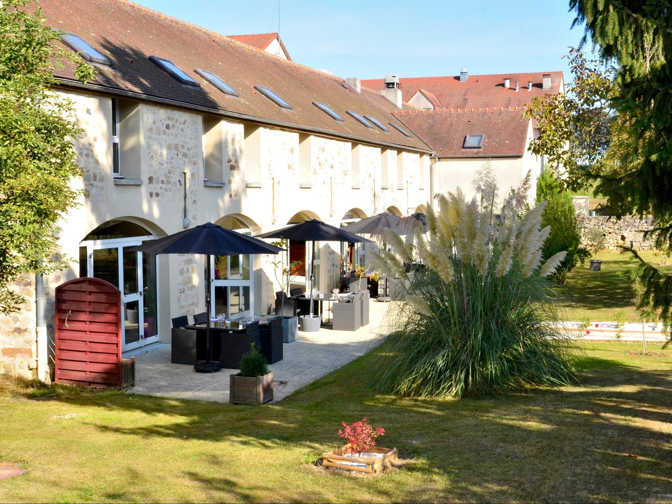 //medias.logishotels.com/property-images/93620/jardins-et-terrasses/retro/grand/hotel-du-mee-jardins-et-terrasses-le-mee-sur-seine-681298.jpg