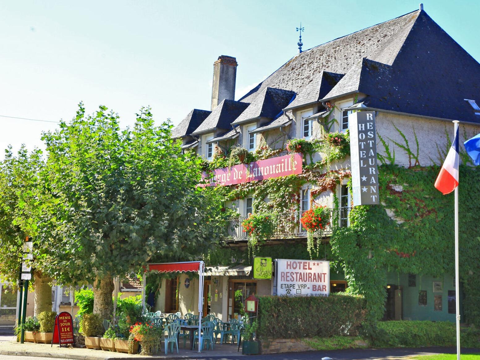 //medias.logishotels.com/property-images/9475/facade/retro/grand/auberge-de-lanouaille-facade-lanouaille-236485.jpg