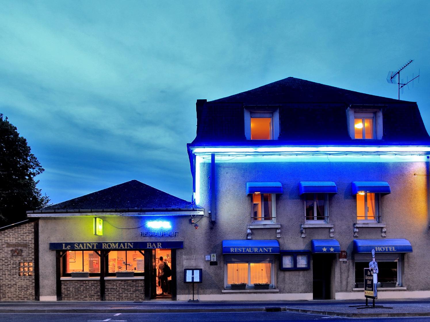 //medias.logishotels.com/property-images/9820/facade/retro/grand/hotel-le-saint-romain-facade-dange-st-romain-078081.jpg