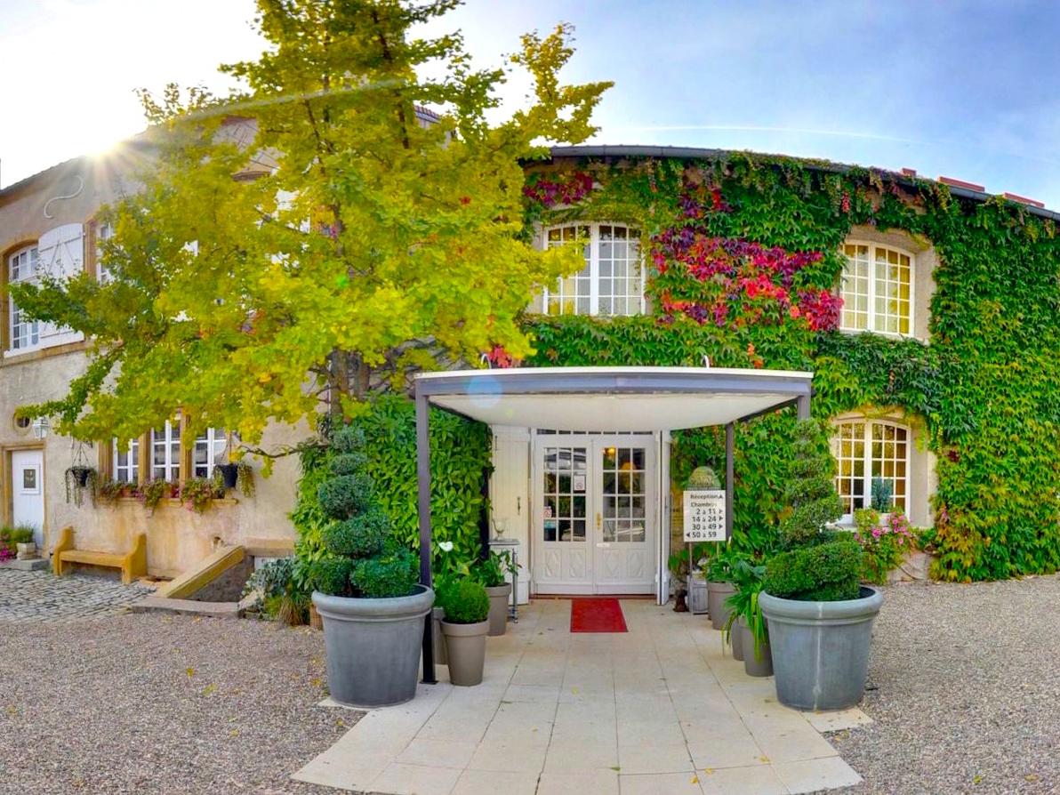 //medias.logishotels.com/property-images/9963/facade/retro/grand/hotel-la-bergerie-facade-argancy-429614.jpg