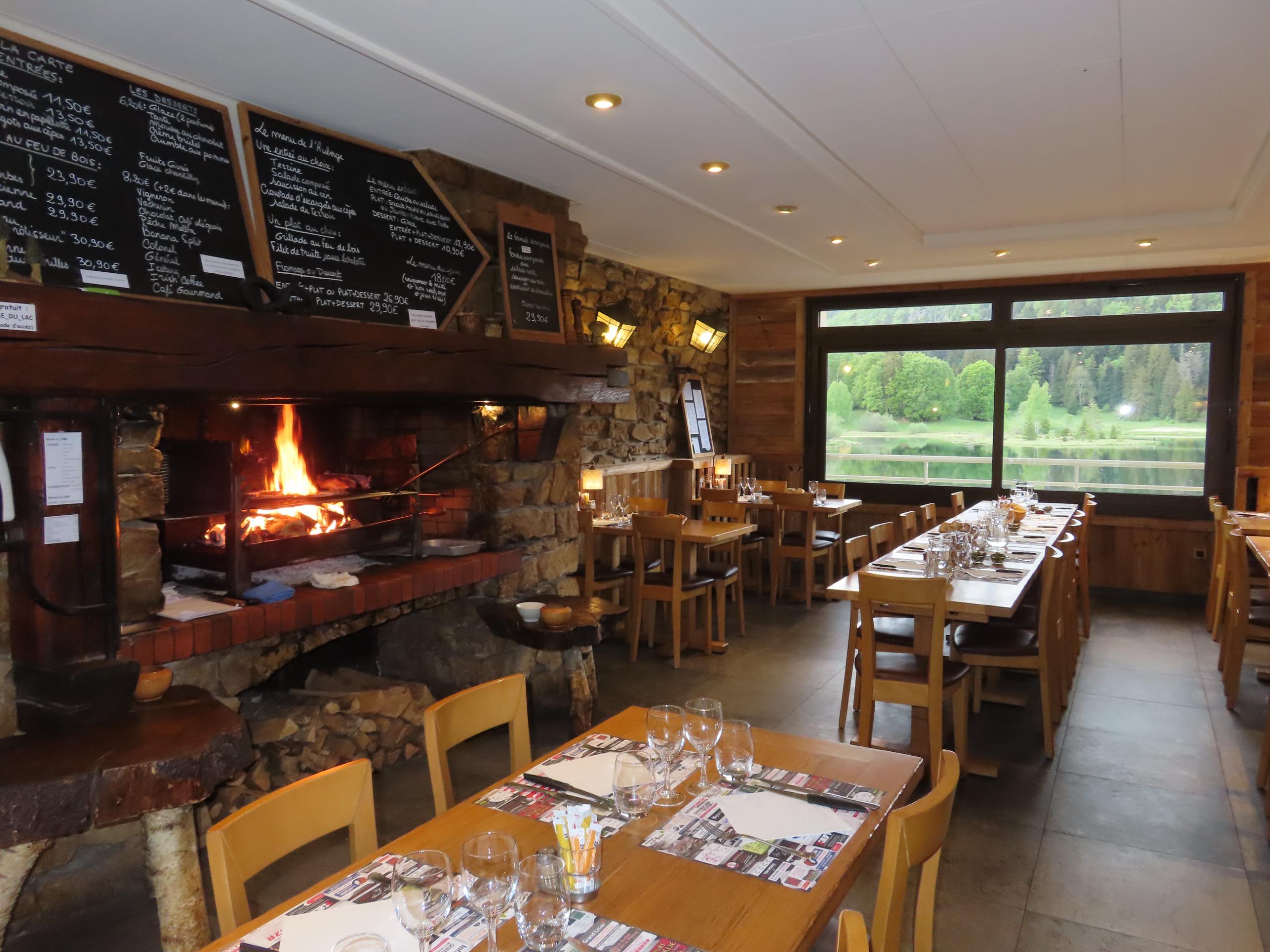 Logis Hôtel Auberge du Lac Genin