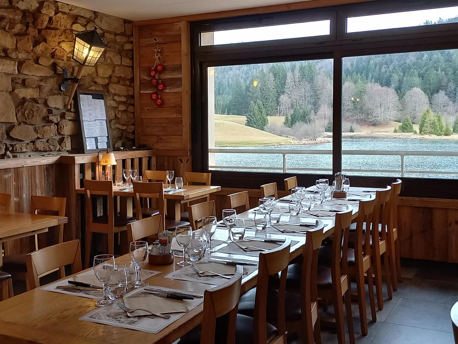 Logis Hôtel Auberge du Lac Genin