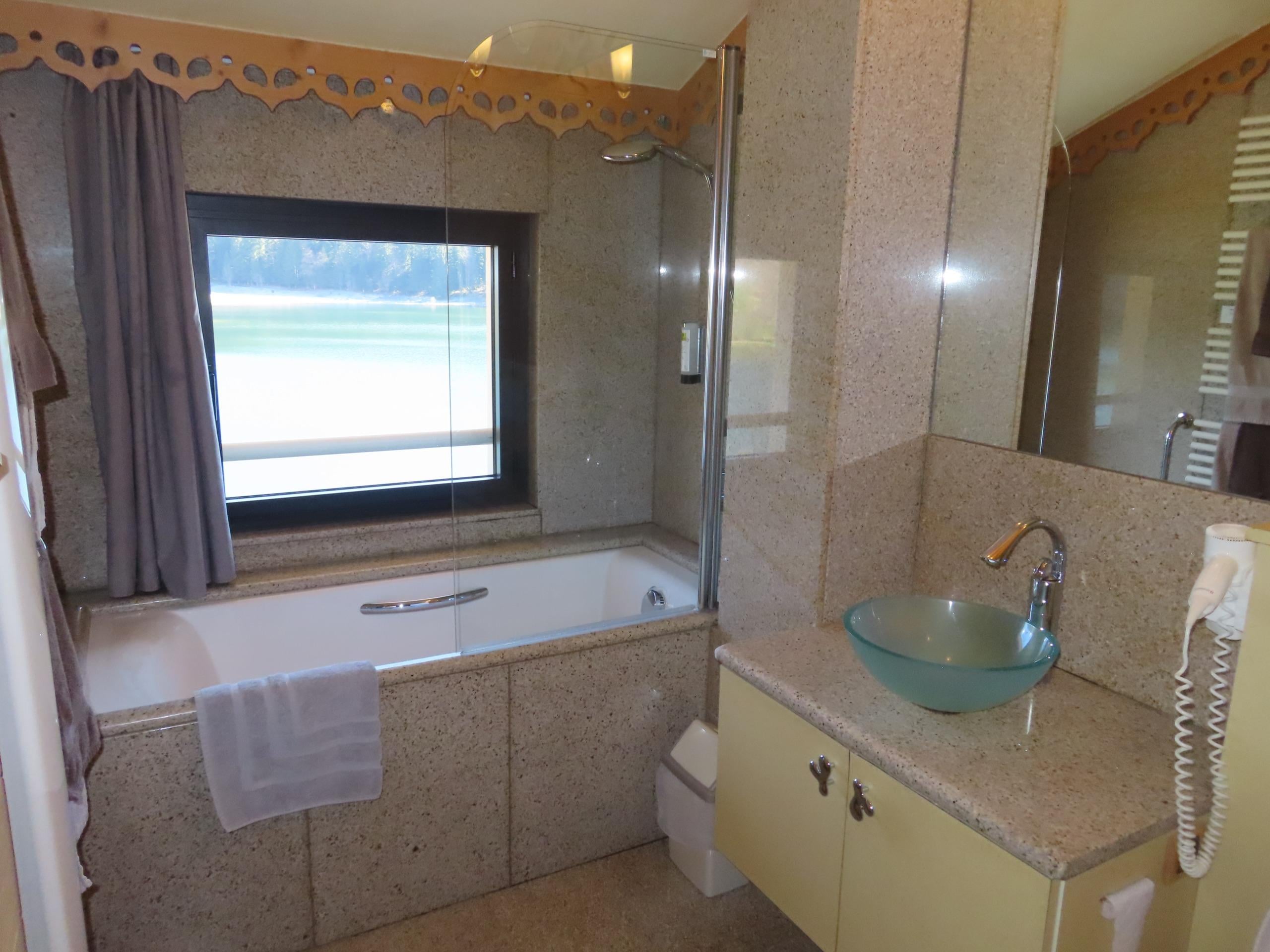 Logis Hôtel Auberge du Lac Genin