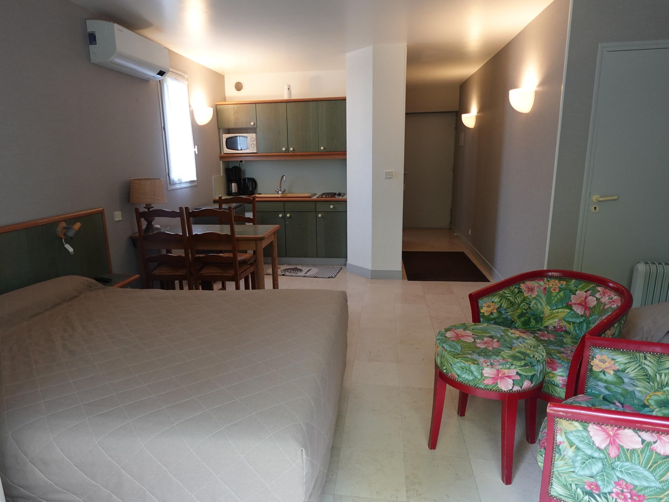 Cit\'Hotel d\'Avallon Vauban