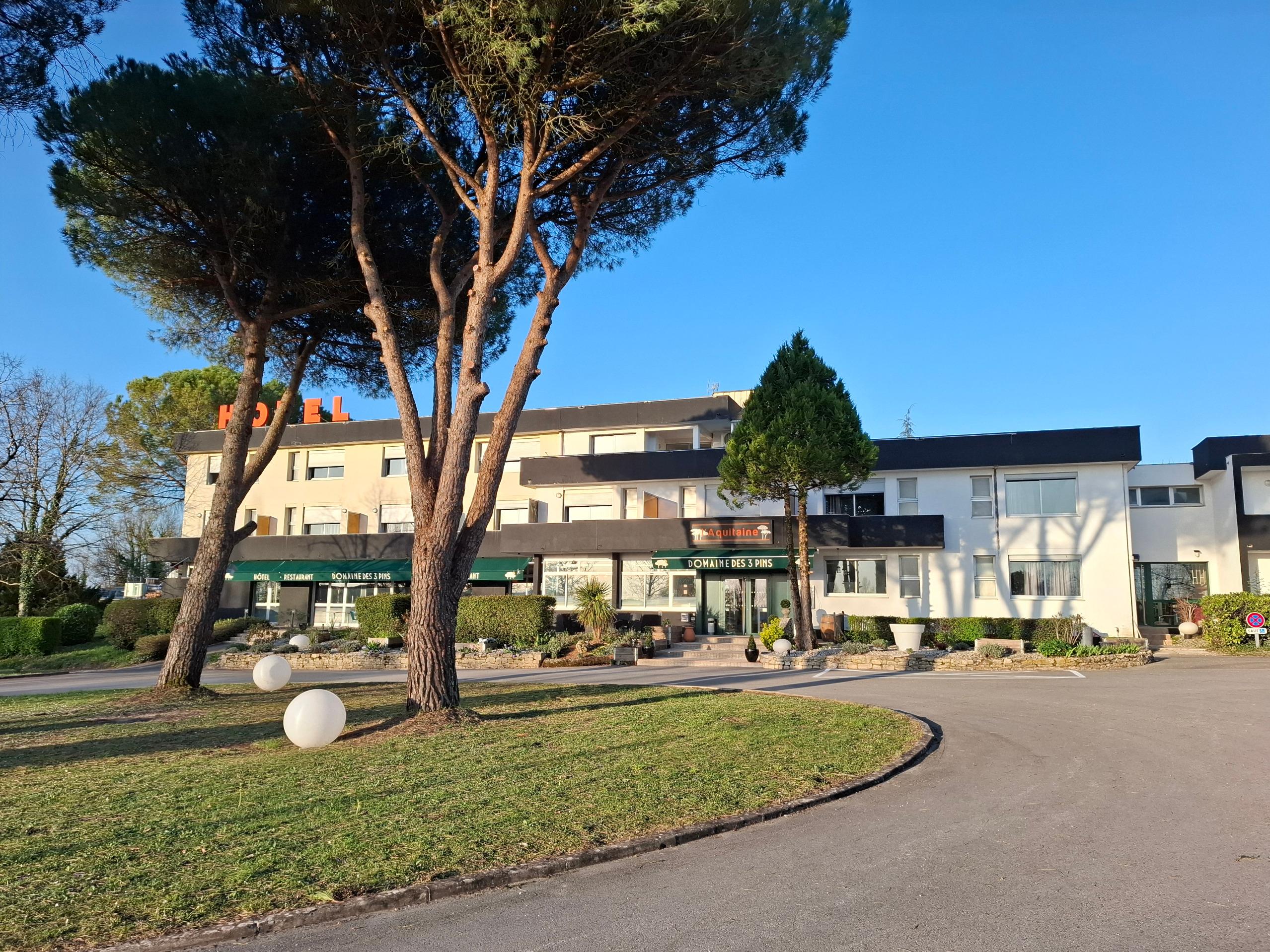 Logis Hôtel Domaine des Trois Pins