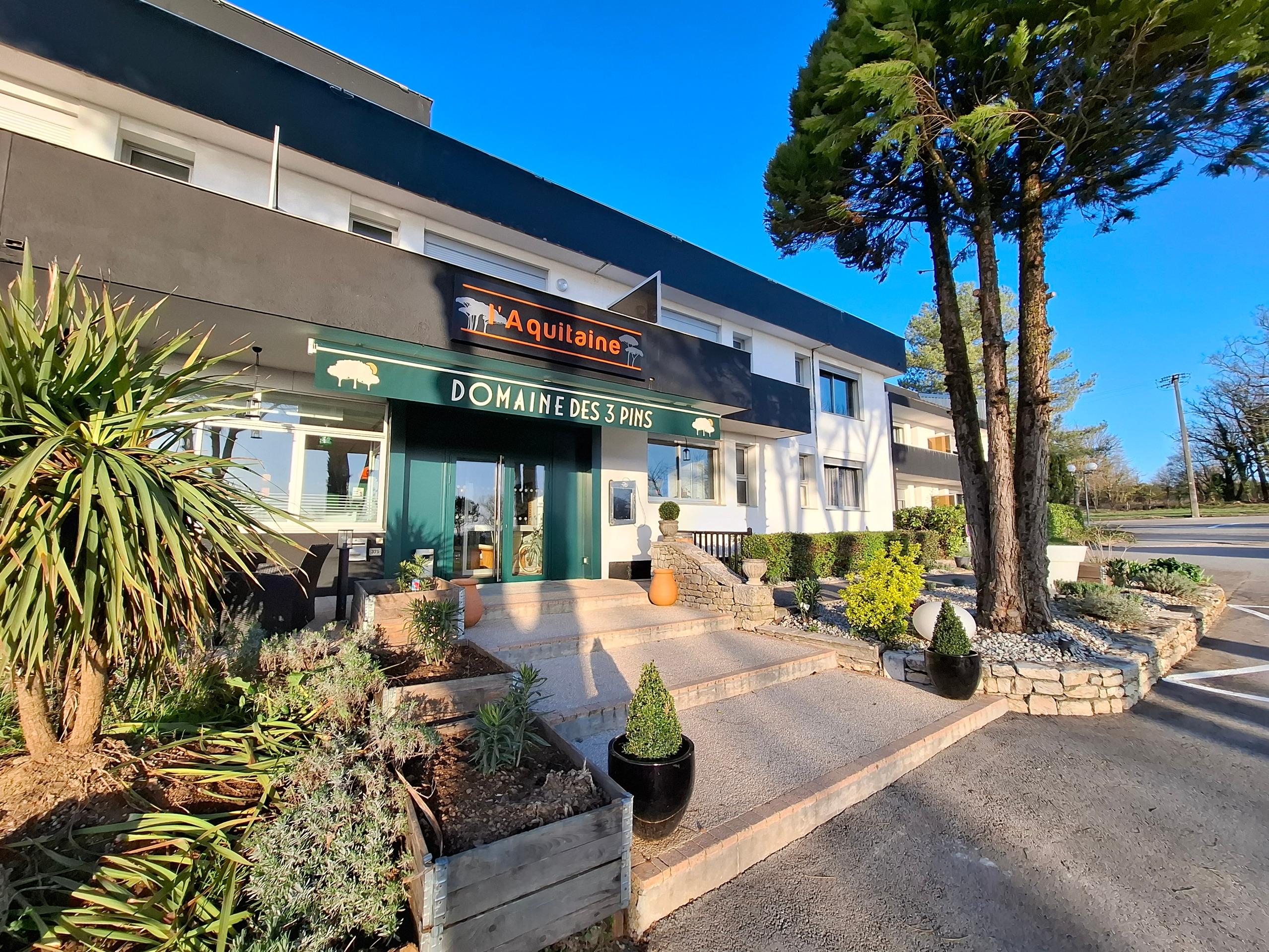 Logis Hôtel Domaine des Trois Pins