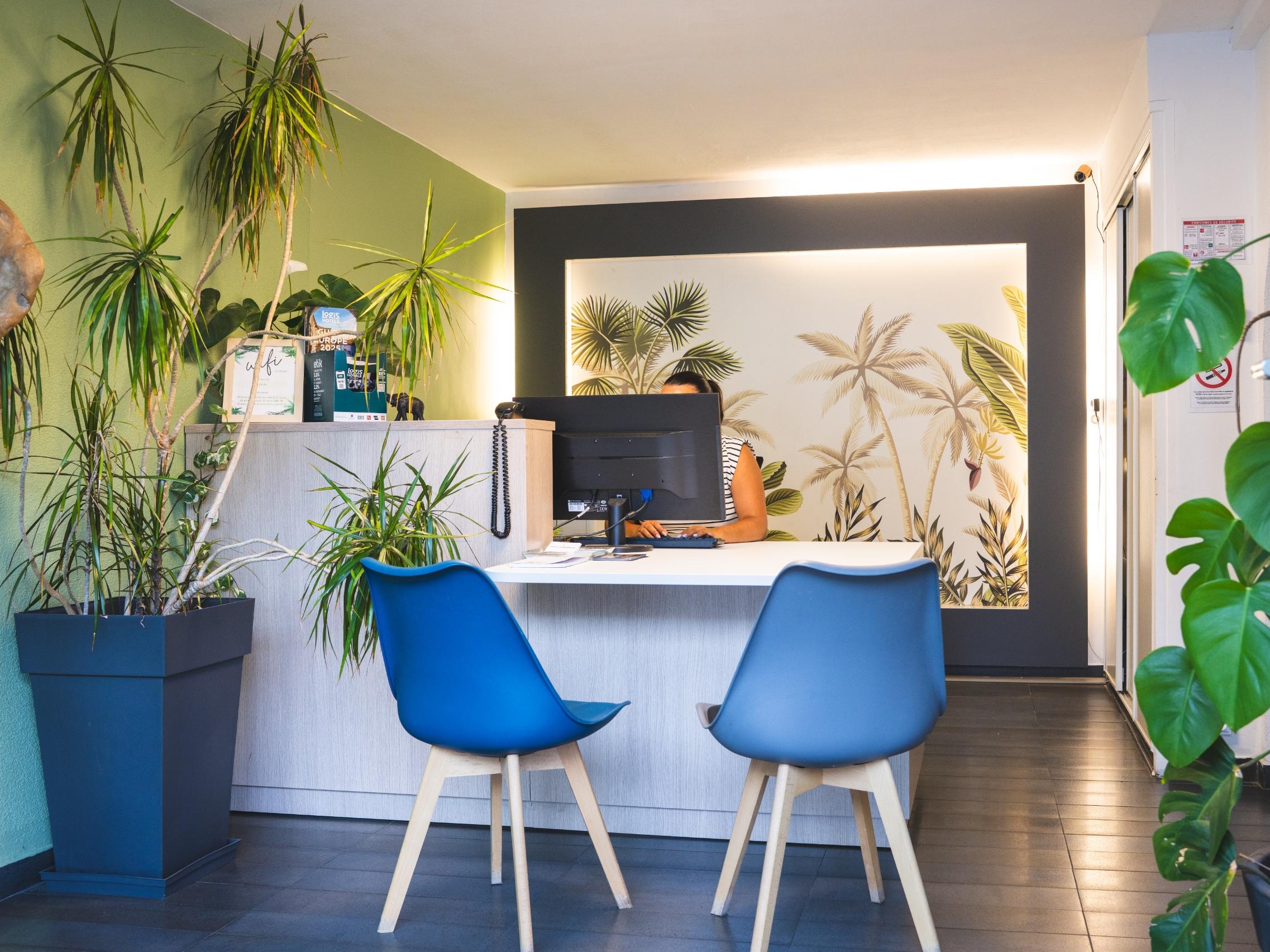 Cit\'Hotel L\'Oasis d\'Avignon