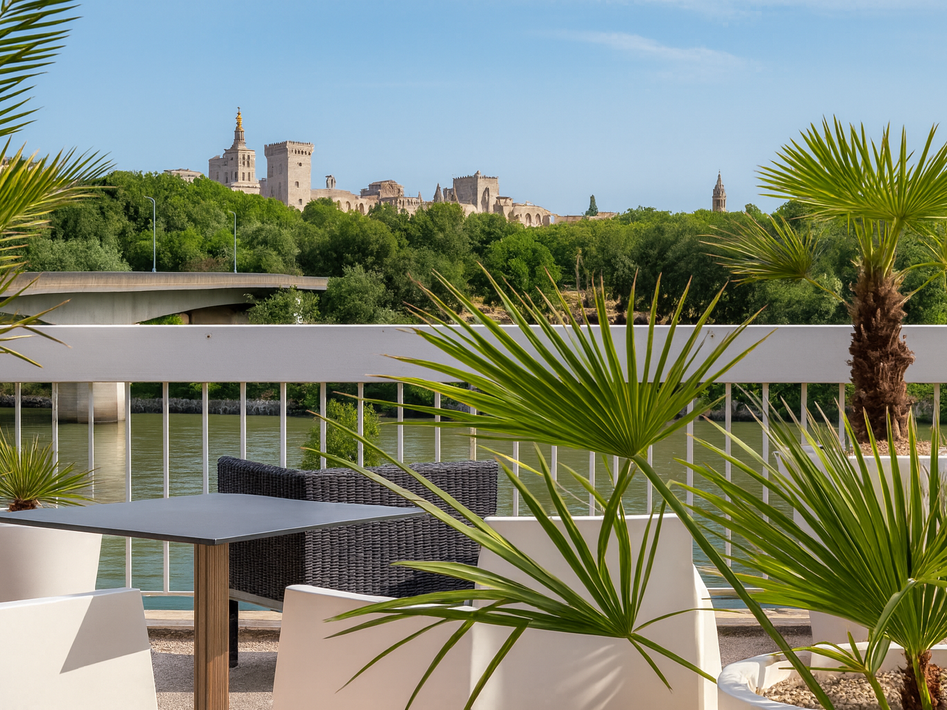 Cit\'Hotel L\'Oasis d\'Avignon