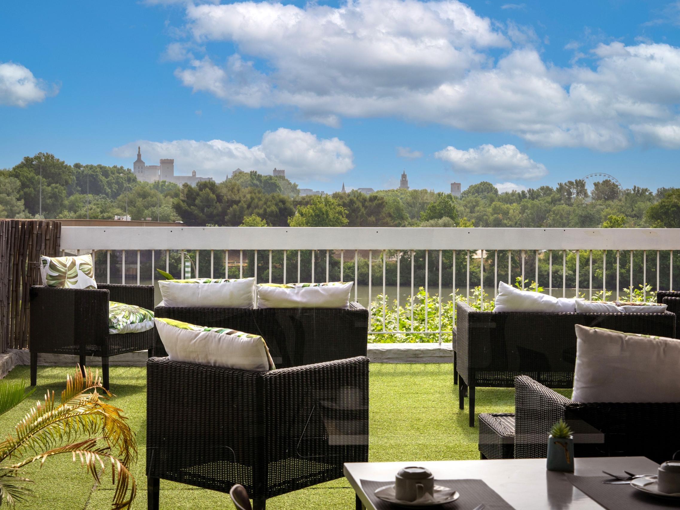 Cit\'Hotel L\'Oasis d\'Avignon