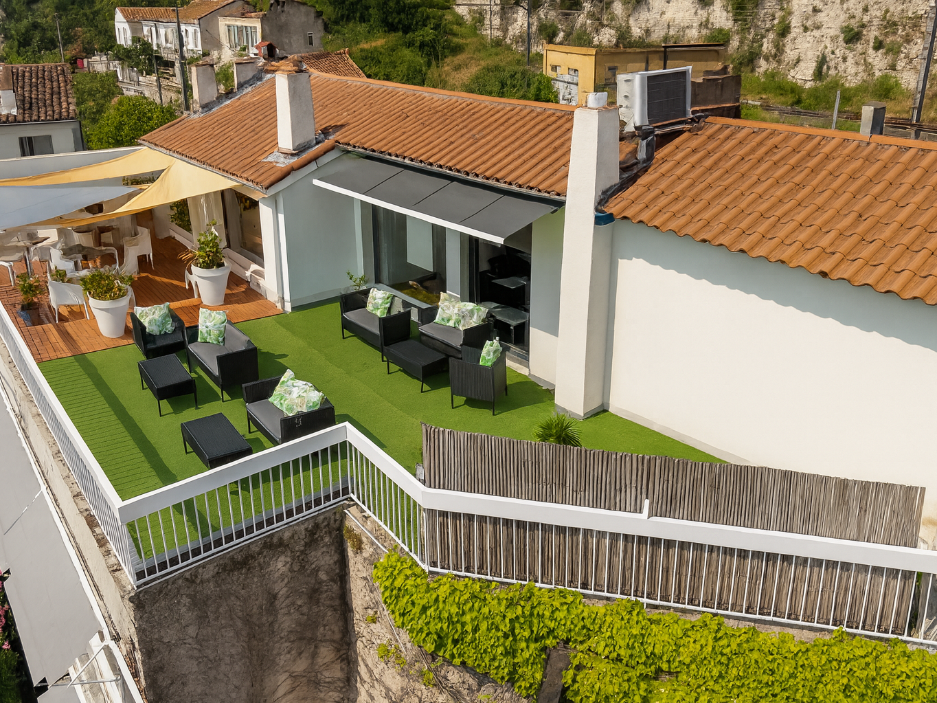 Cit\'Hotel L\'Oasis d\'Avignon