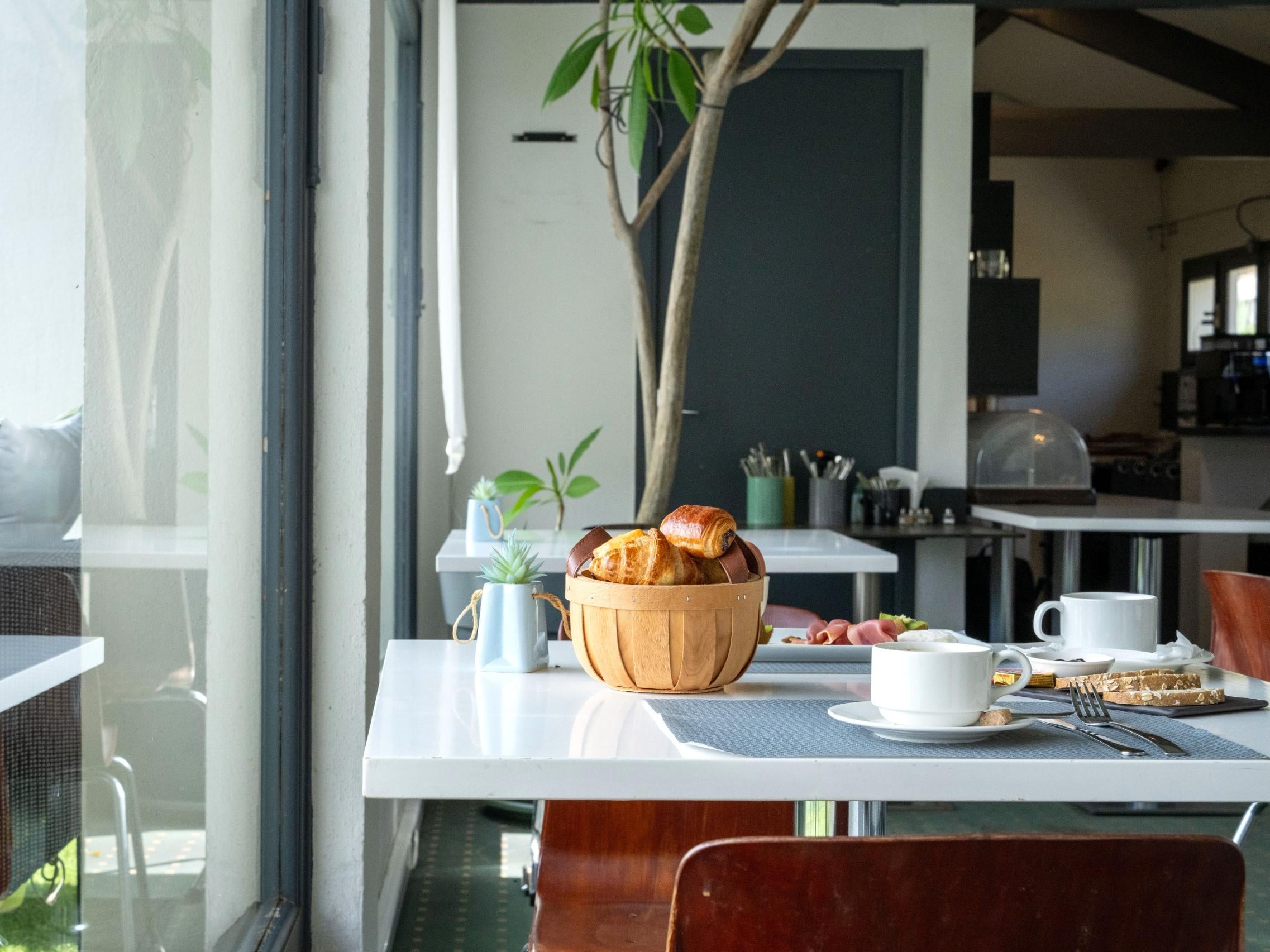 Cit\'Hotel L\'Oasis d\'Avignon