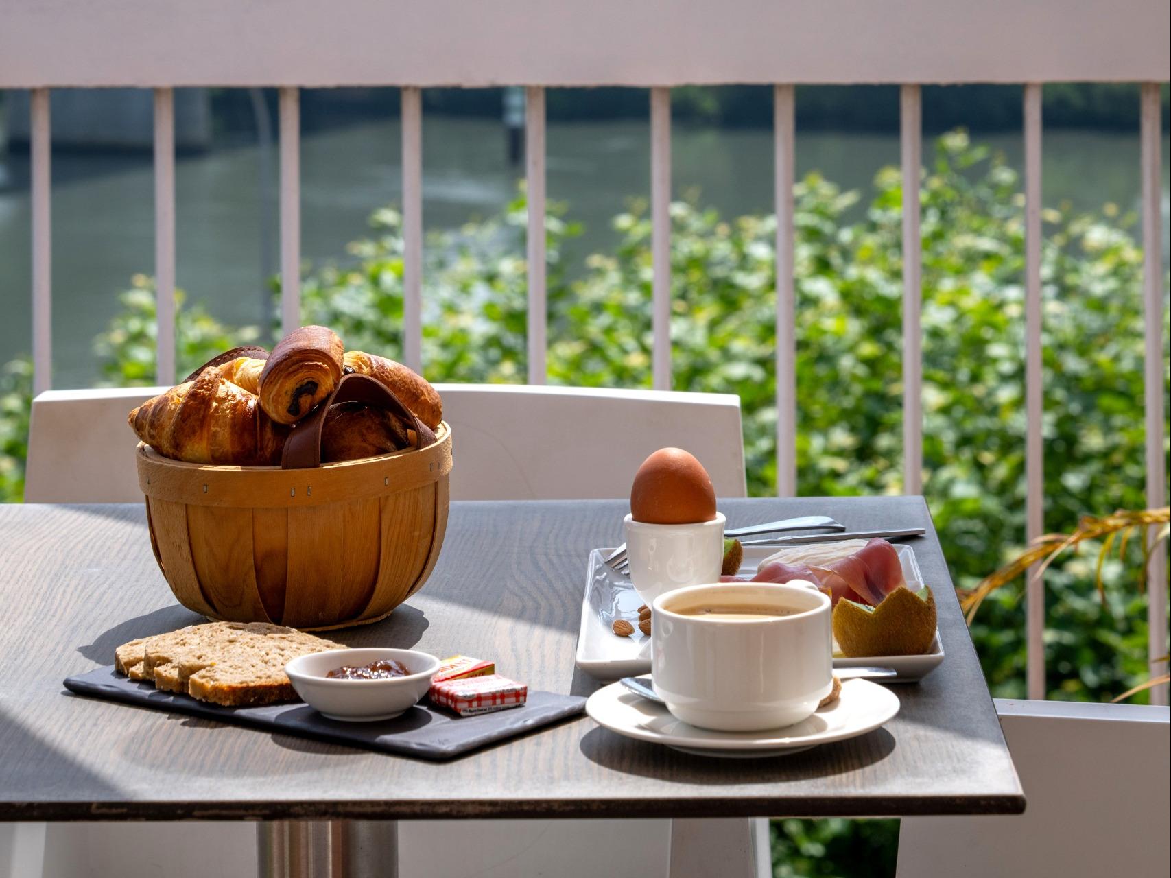 Cit\'Hotel L\'Oasis d\'Avignon