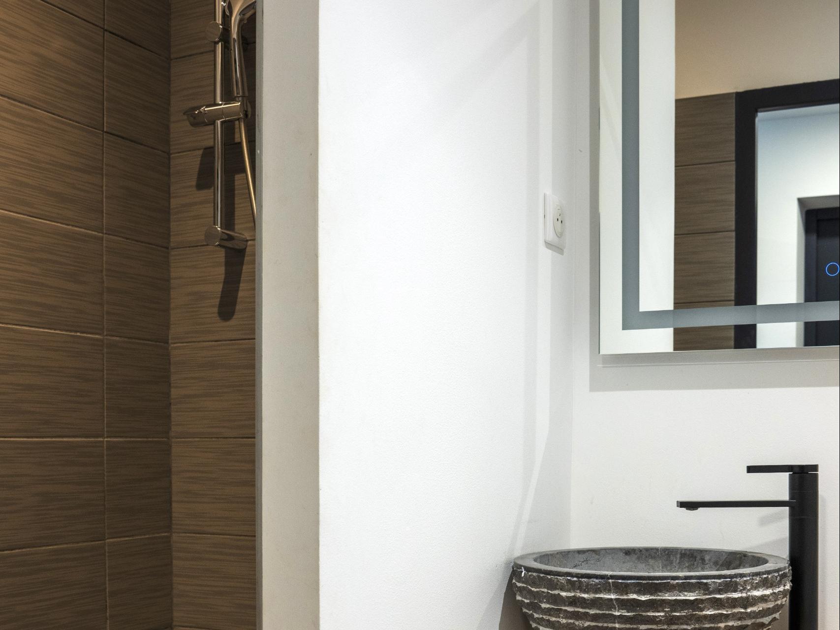 Cit\'Hotel L\'Oasis d\'Avignon