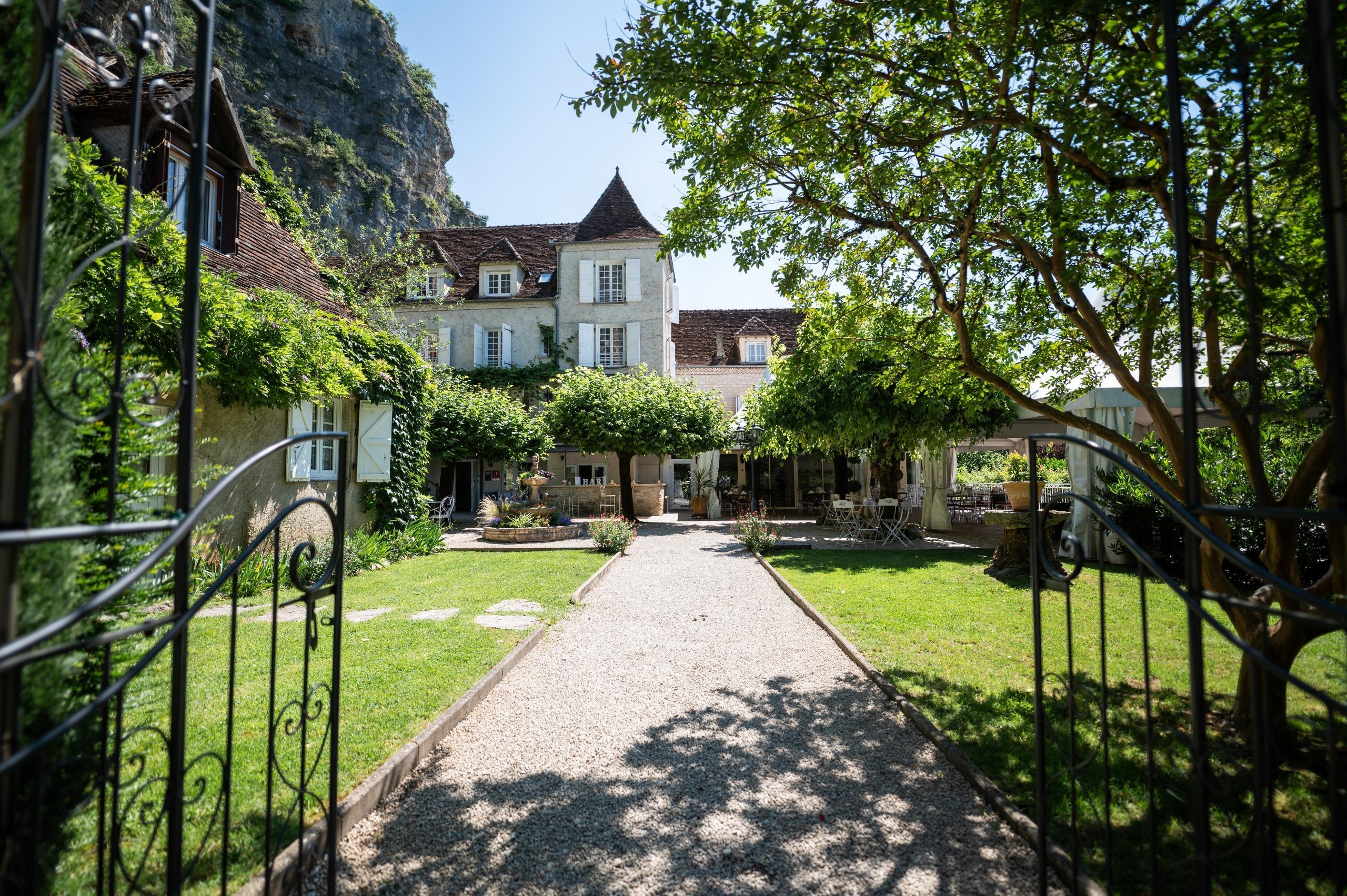 Logis Hôtel Domaine les Falaises