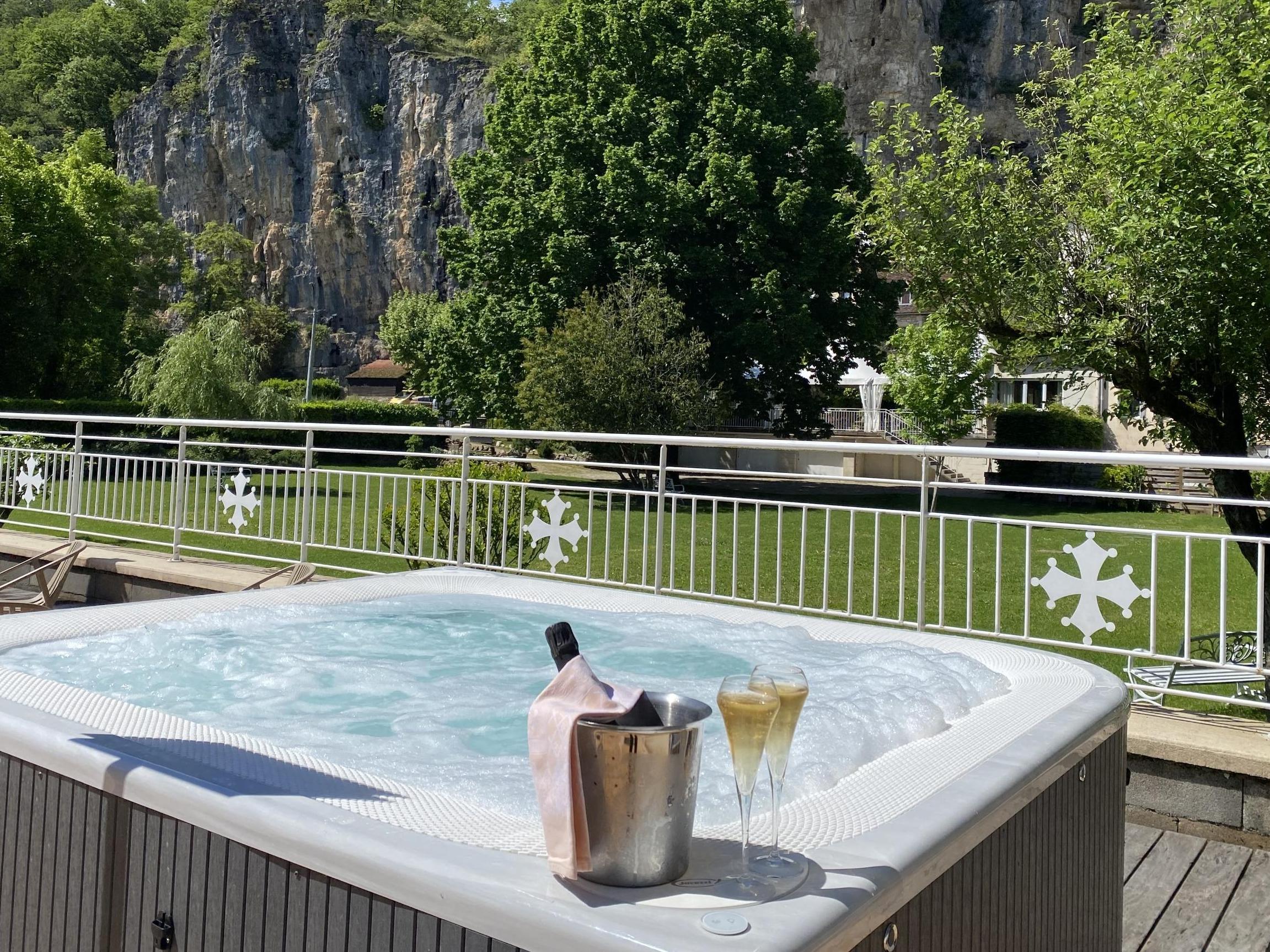 Logis Hôtel Domaine les Falaises