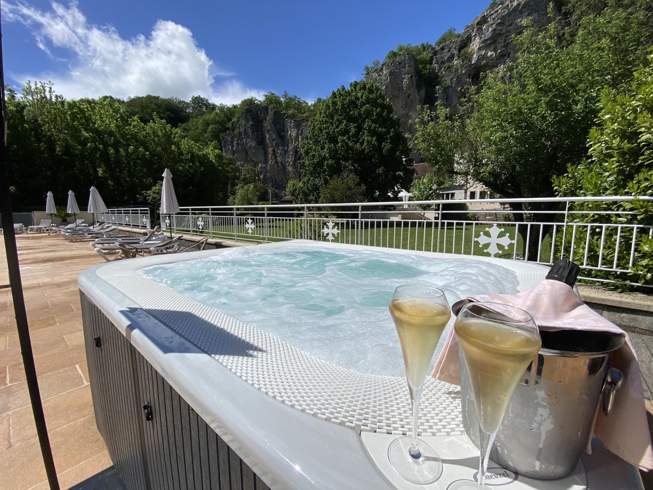 Logis Hôtel Domaine les Falaises