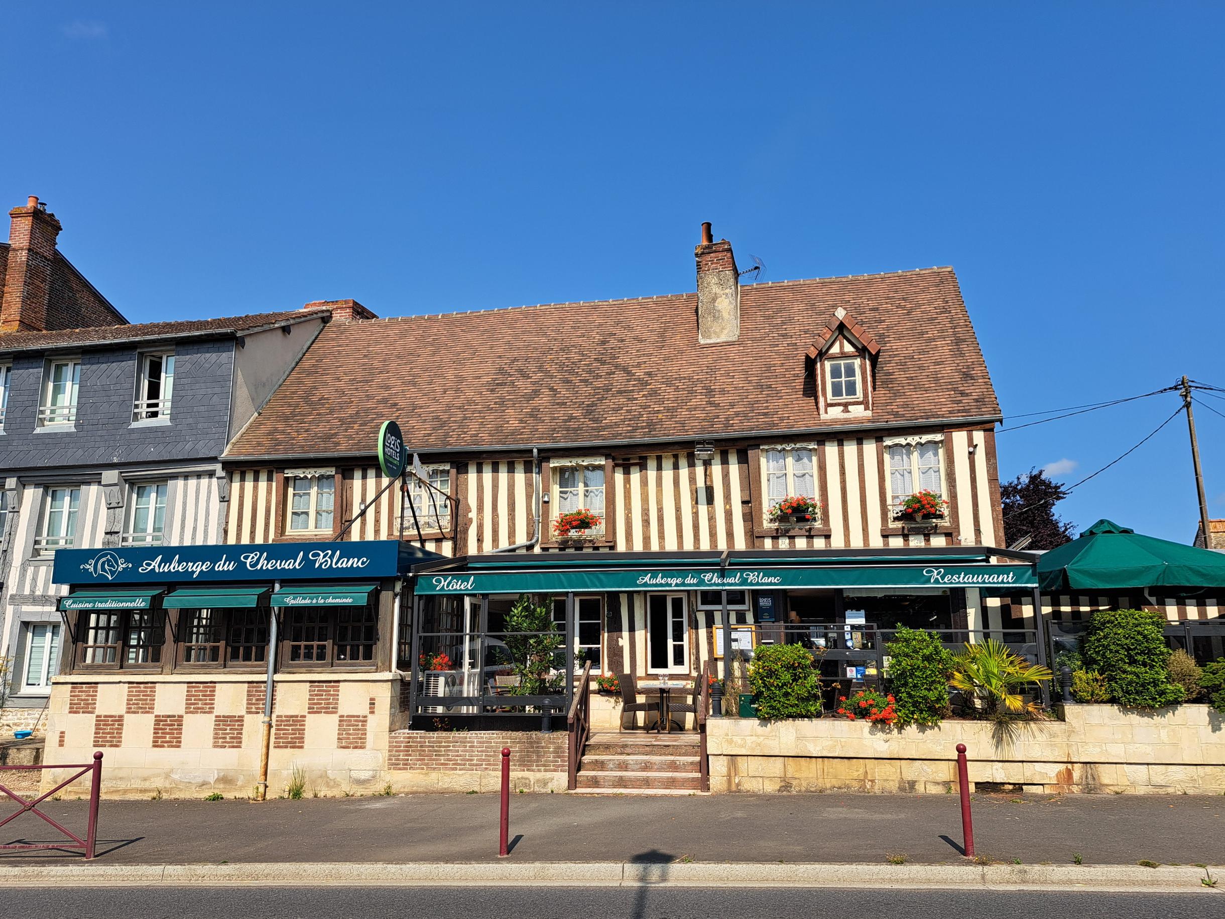 Logis Auberge du Cheval Blanc / #CanadaDo / Best Places to Stay in Repentigny