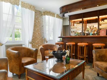 Logis Hôtel Domaine de Valaudran