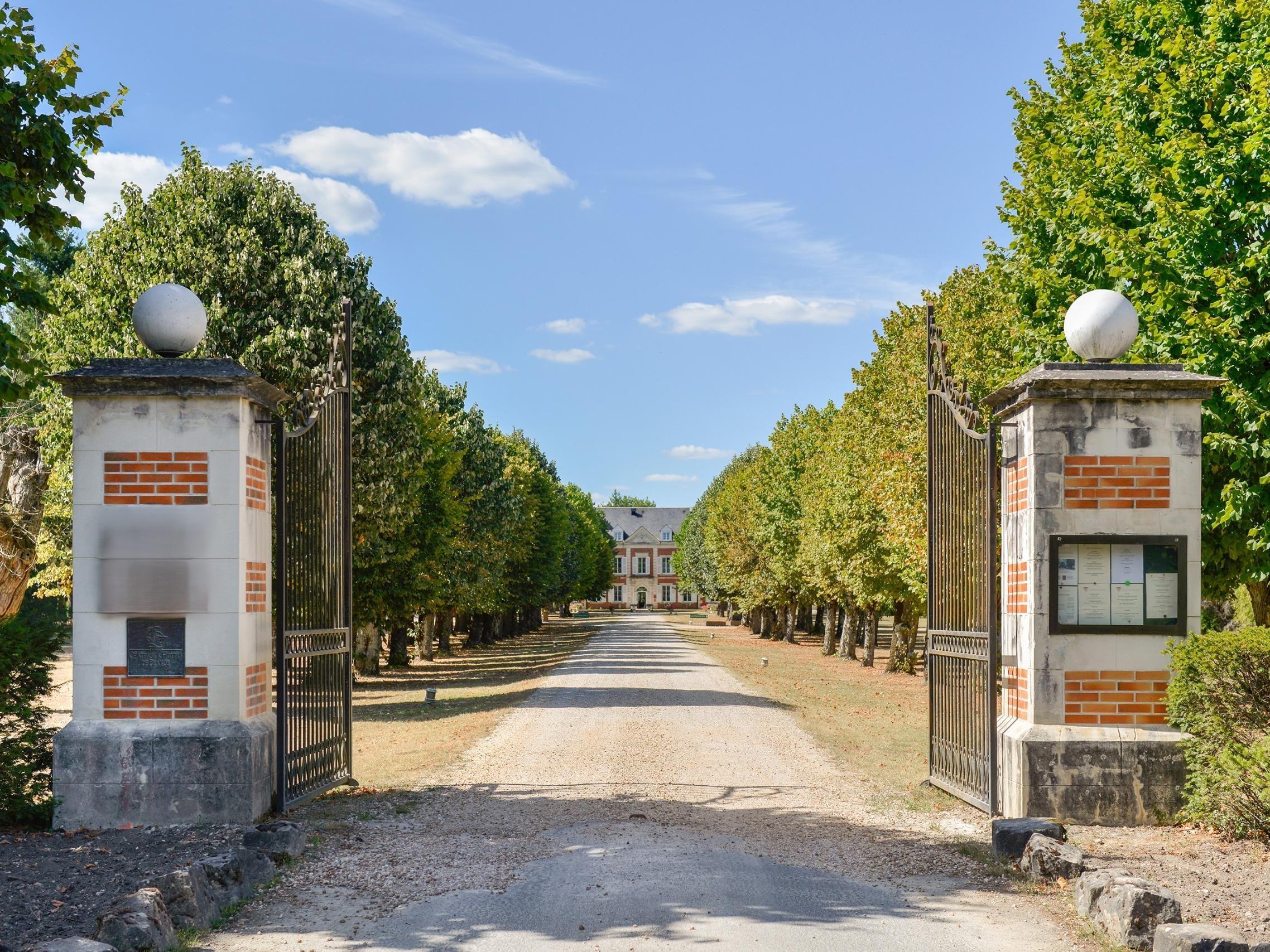 Logis Hôtel Domaine de Valaudran