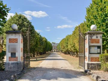 Logis Hôtel Domaine de Valaudran