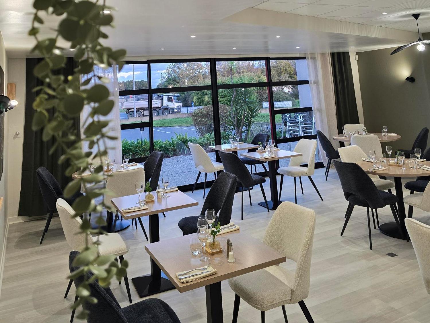 Logis Hôtel Les Fontaines