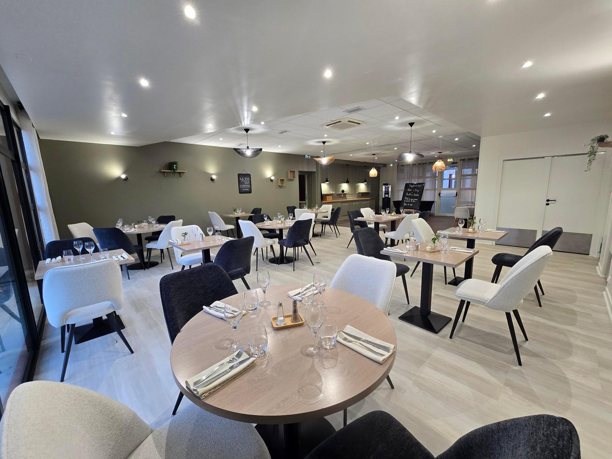 Logis Hôtel Les Fontaines