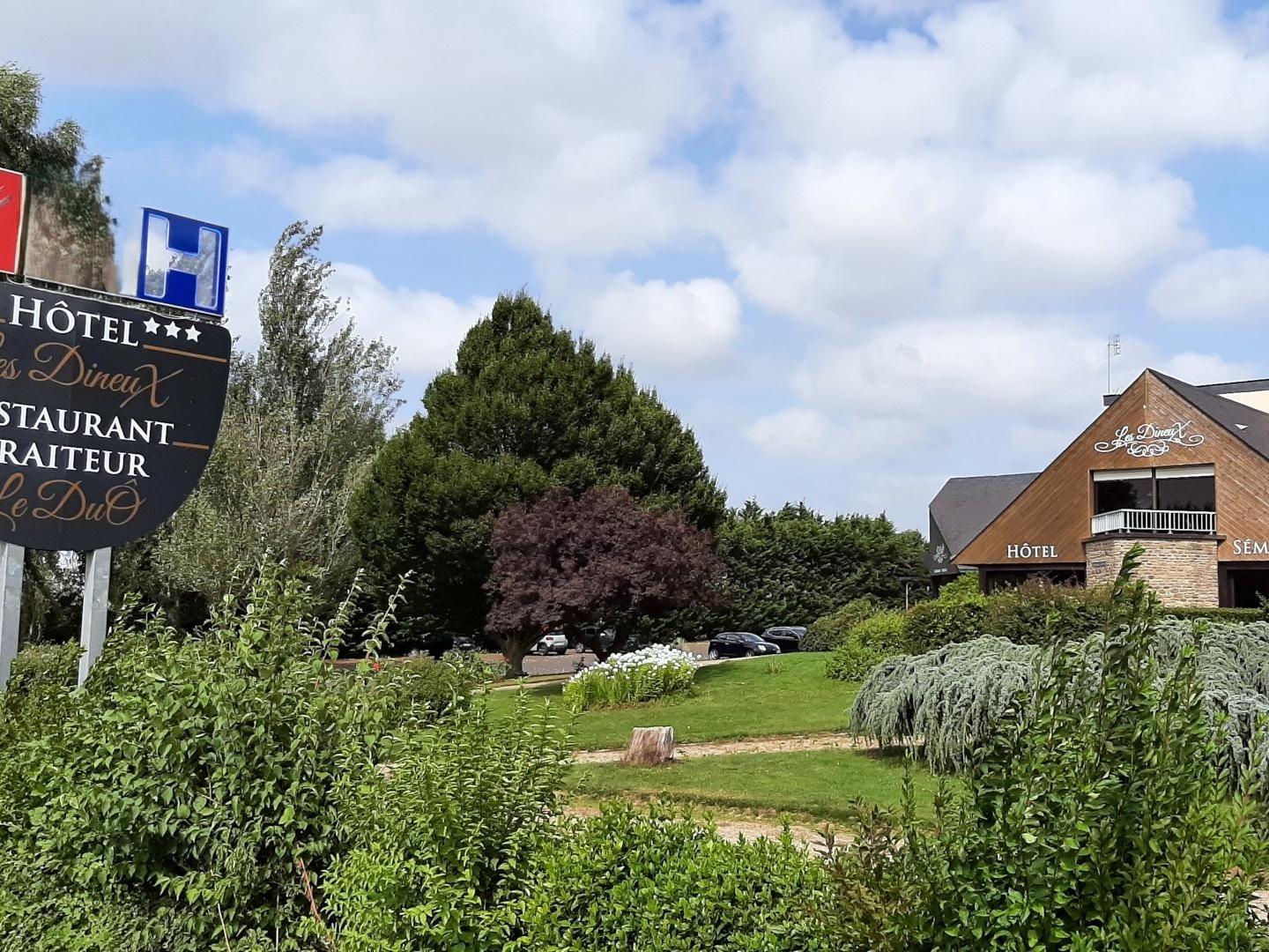 Logis Hôtel les Dineux Village